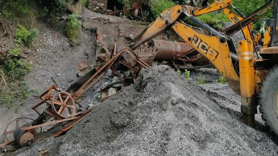 चुटूपालू-ओरमांझी में अवैध स्टोन क्रशिंग पर बड़ी कार्रवाई, 8 क्रशर सील और 11 ध्वस्त