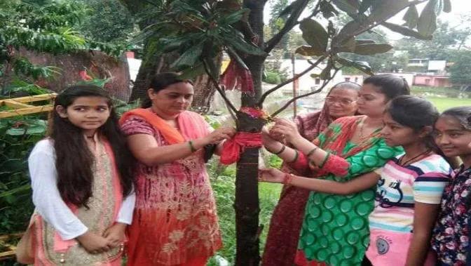 पर्यावरण की बेहतरी के लिए पेड़ - पौधों को रक्षा सूत्र बांधकर रक्षा का संकल्प लें