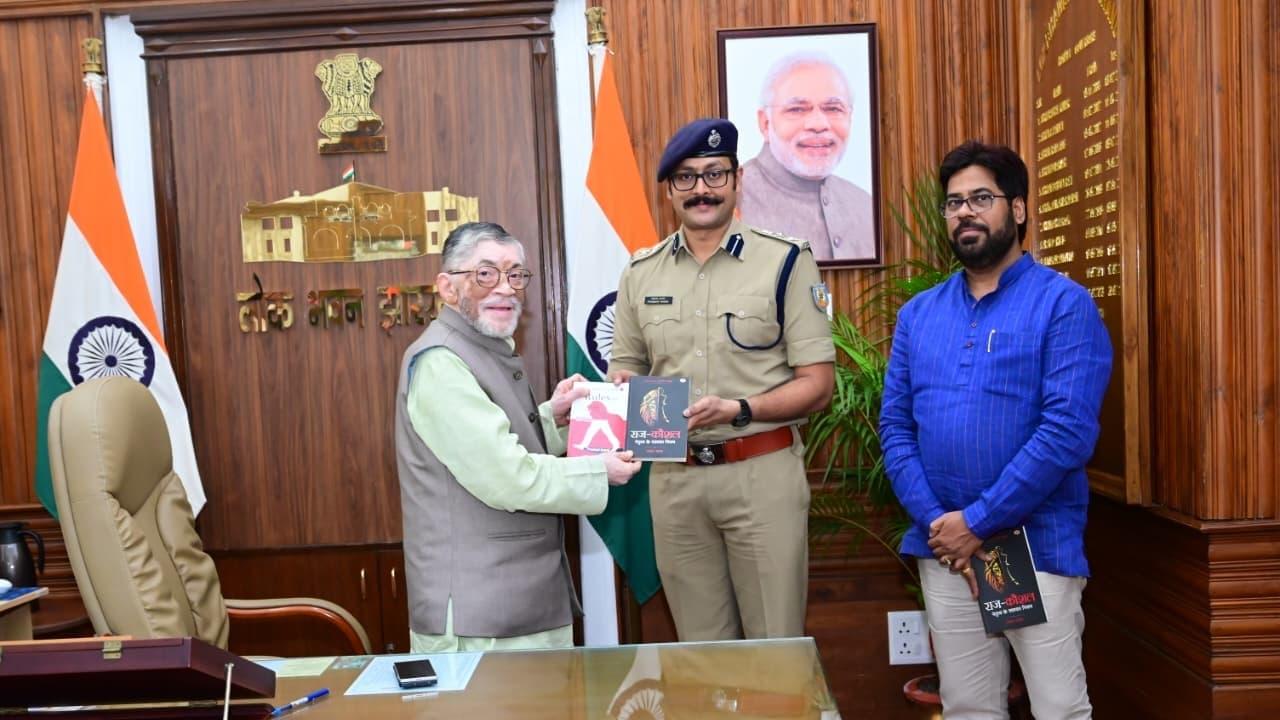वरिष्ठ पुलिस अधिकारी प्रशांत आनंद ने राज्यपाल को भेंट की अपनी पुस्तक